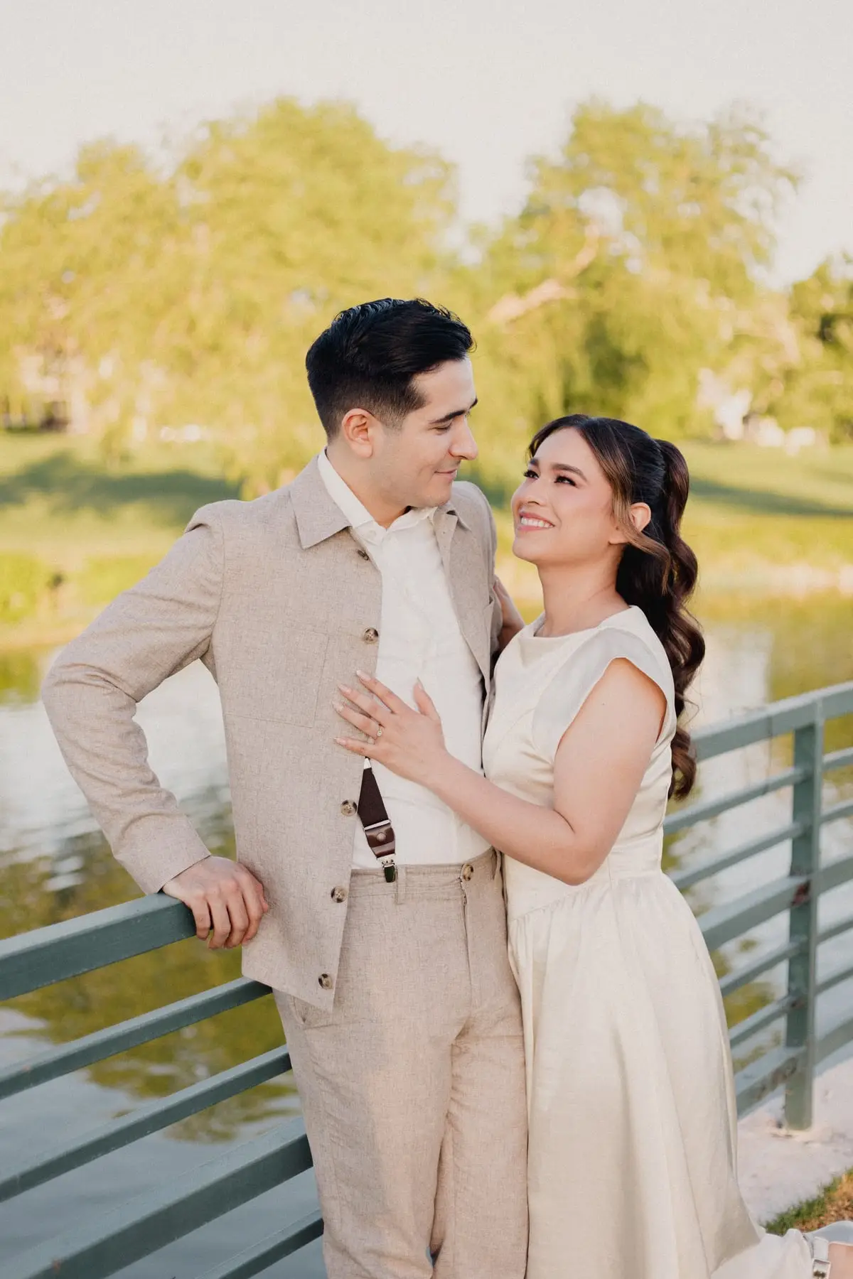 Camila y Sebastián abrazados de frente