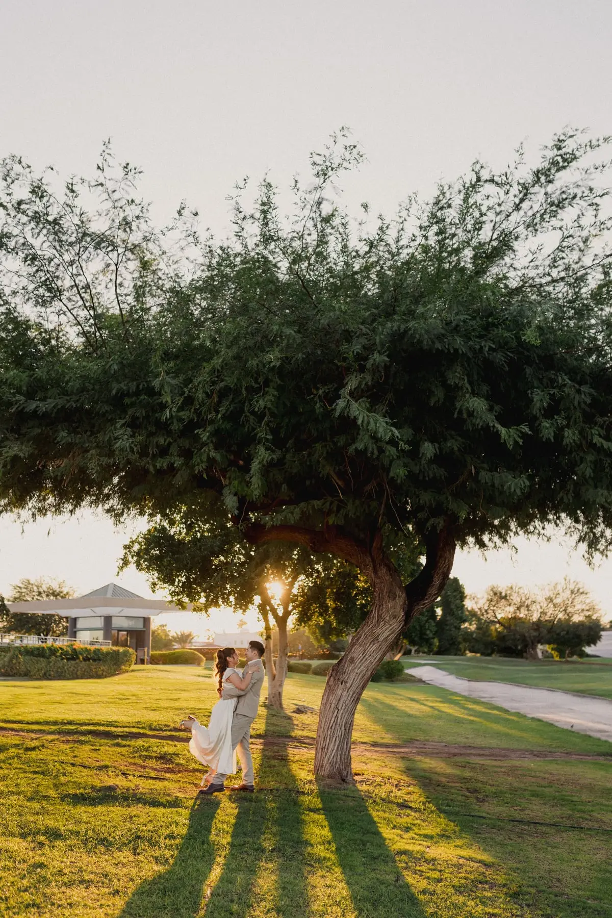 Camila y Sebastián pequeños bajo un árbol enorme
