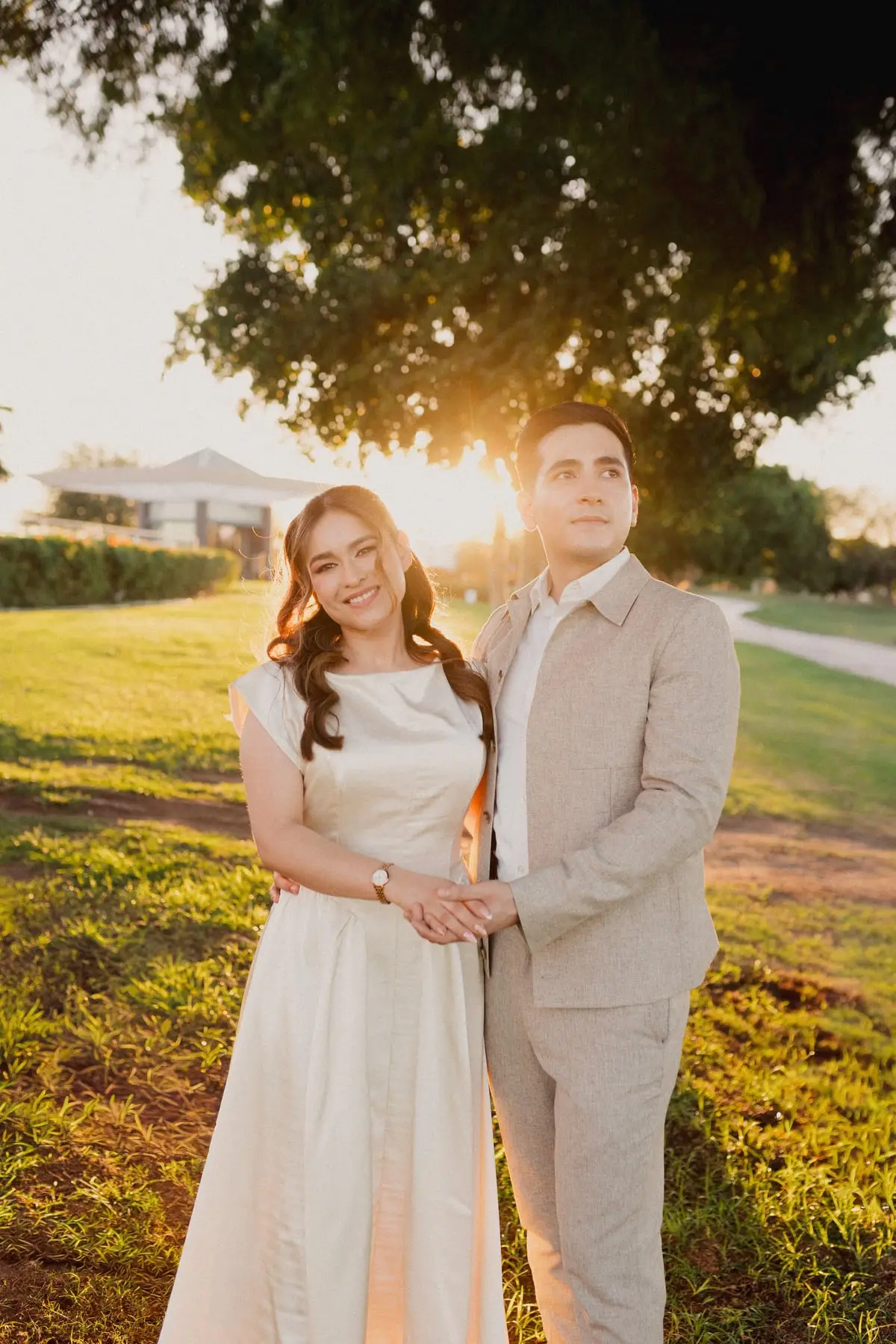 Camila y Sebastián abrazados con el sol detrás