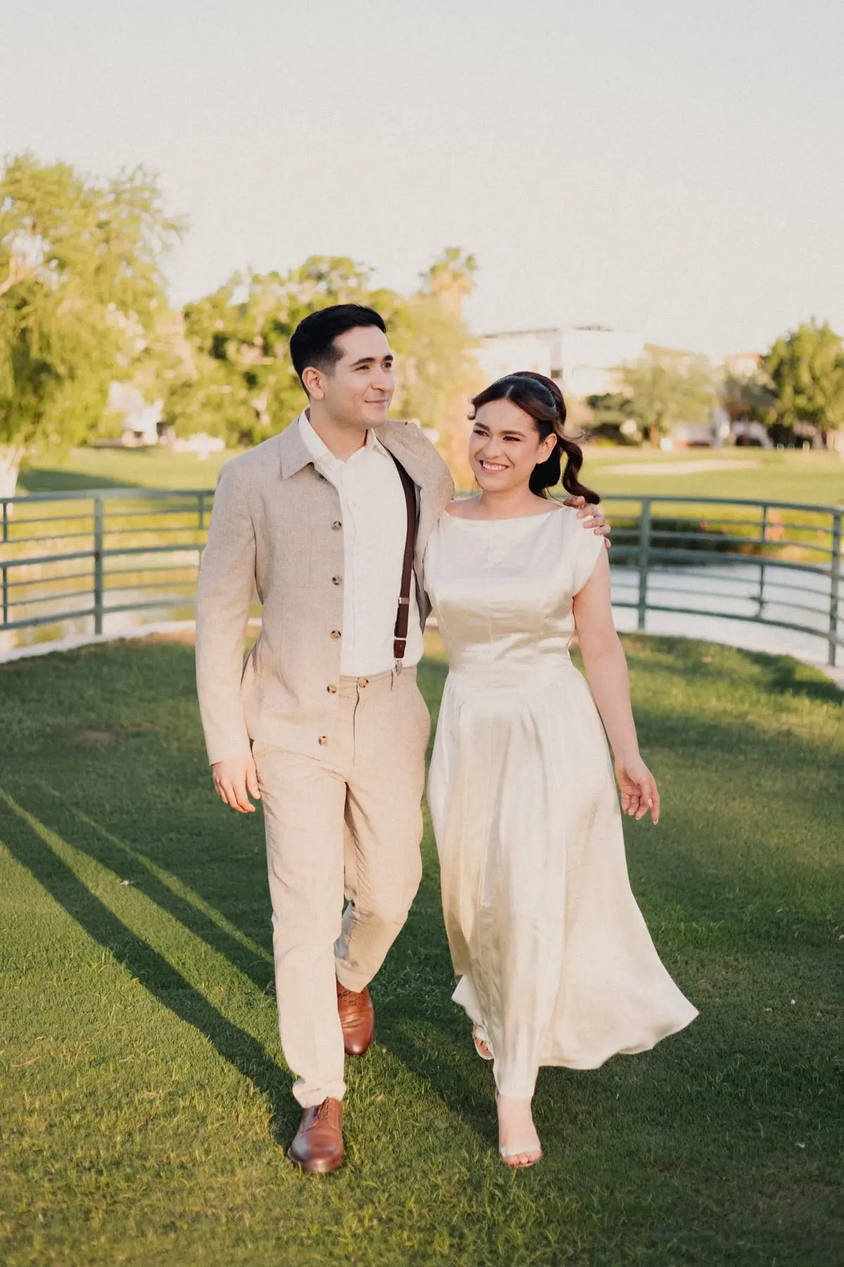 Camila y Sebastián de la mano sobre el pasto