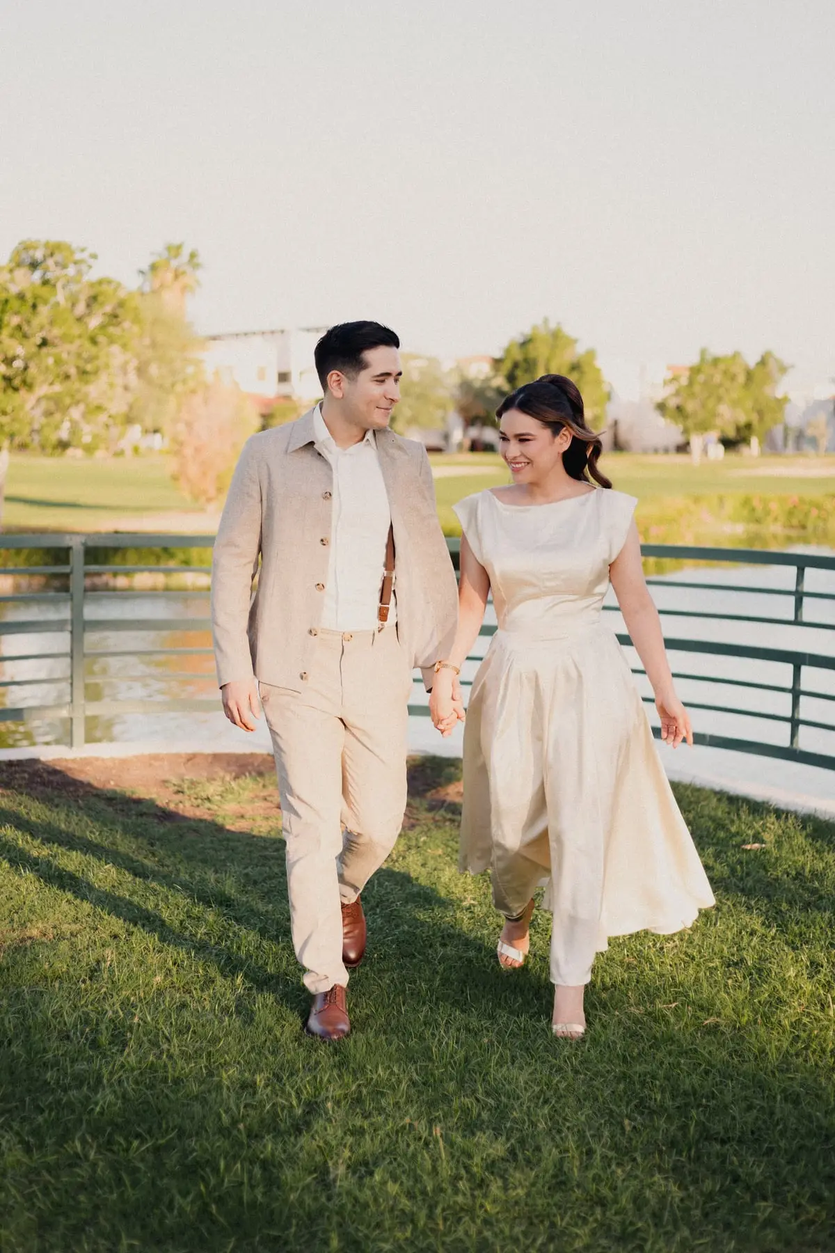 Camila y Sebastián caminando junto a una barda blanca