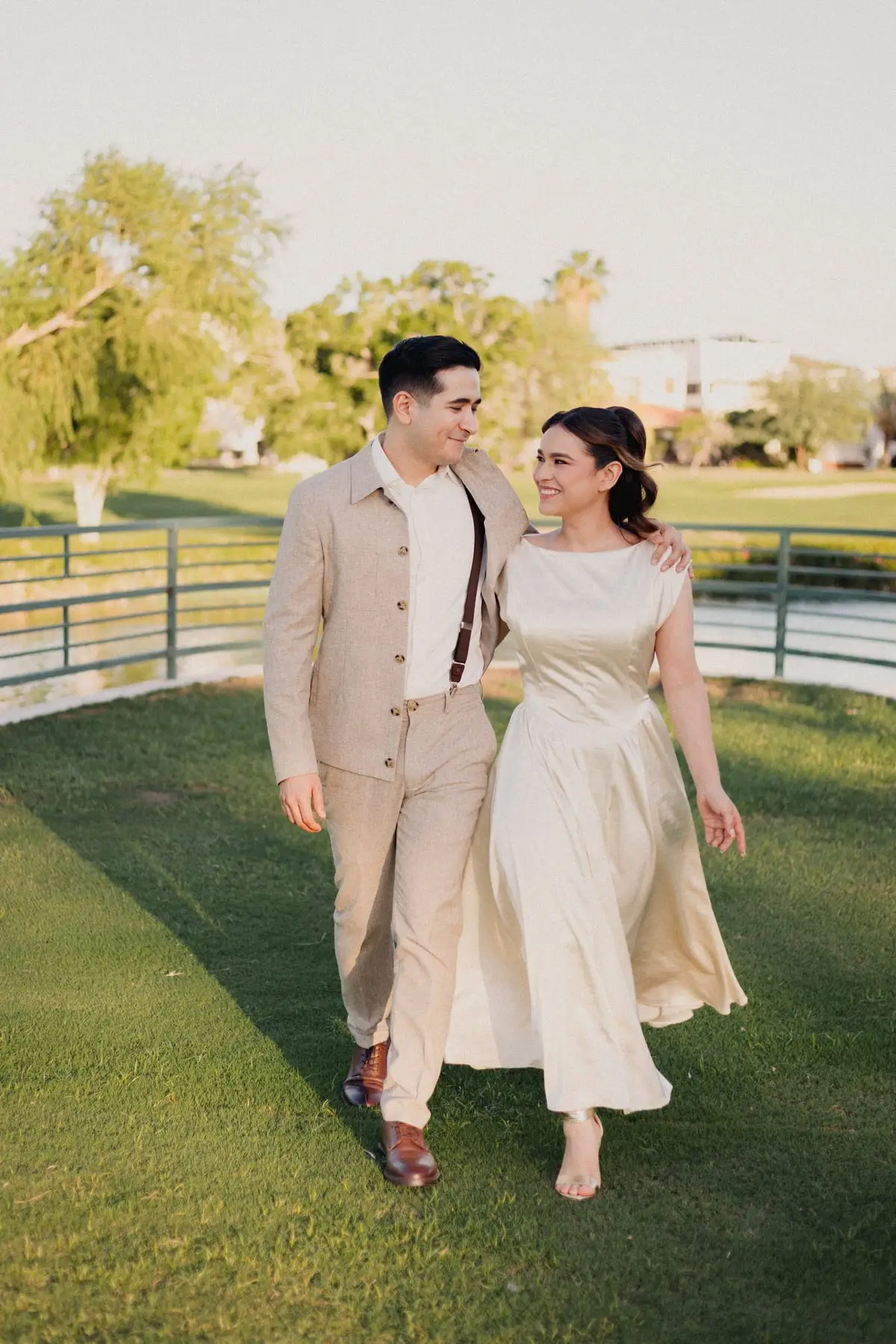 Camila y Sebastián caminando por el pasto al atardecer